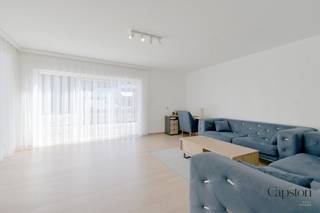 HOB met 3 slaapkamers nabij het centrum van Zele. Inkomhal, apart toilet, woonkamer, vernieuwde keuken, berging, extra ruimte ( vroegere garage )...