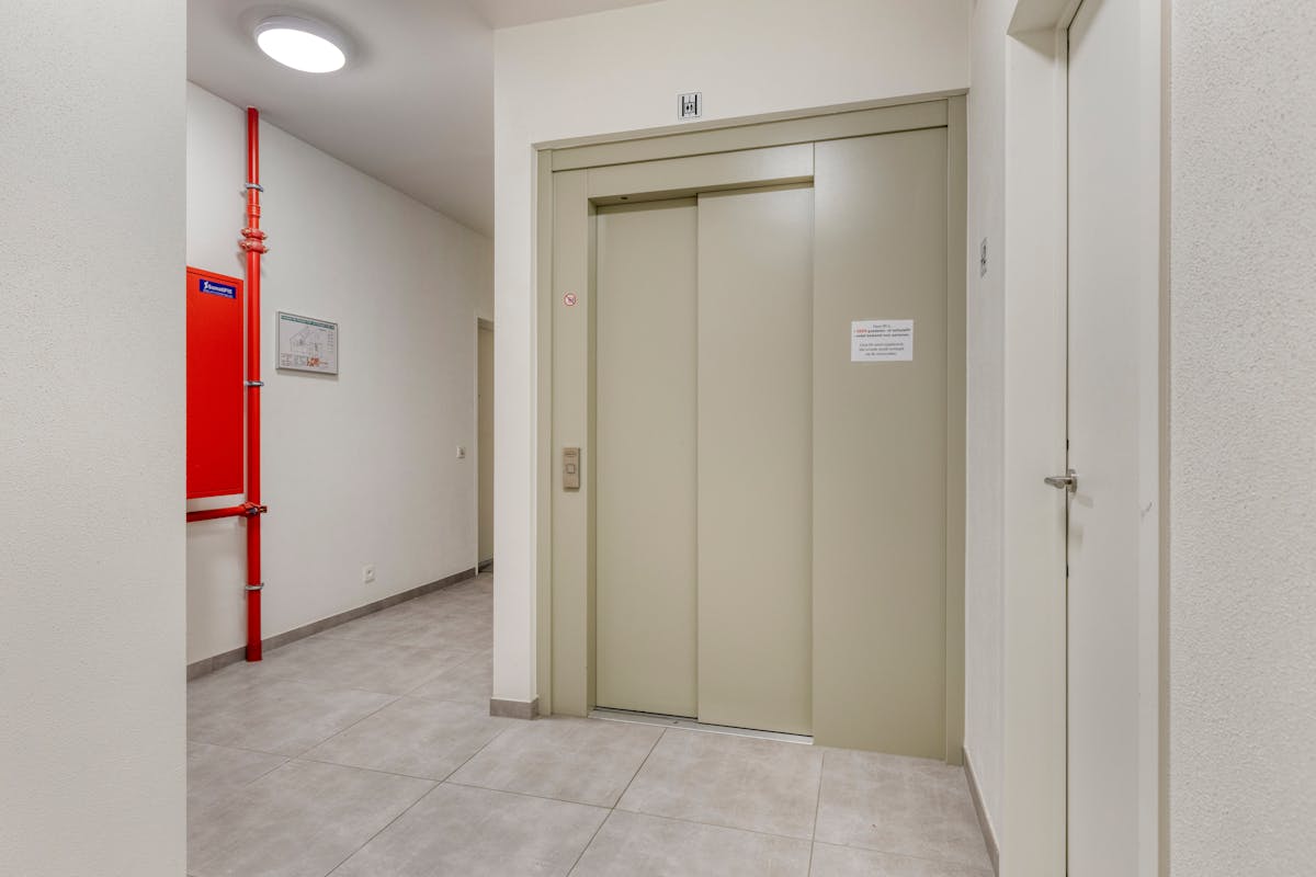 Recent en lichtrijk appartement met zuidgericht terras in hartje Poperinge - foto 3