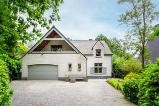Cette charmante maison de style ferme offre une combinaison idéale de confort et de style. À votre arrivée, vous serez accueilli par un beau jardin...