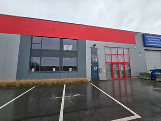 Opslagruimte van 720m² te huur op toplocatie in Willebroek. Het magazijn beschikt over een vrije hoogte van 6 meter, grote sectionale poort,...