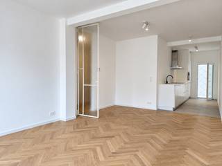 <span><strong>Recent gerenoveerd 2 slaapkamer appartement met terras gelegen in een klein gebouw op een centrale locatie in de begeerde Pulhofwijk nabij openbaar vervoer, winkels, scholen, belangrijke in-en uitvalswegen.</strong><br /><br /><strong>INDELING:<br /></strong></span><br /><span>Via de INKOMHAL met apart toilet betreedt u de lichtrijke LEEFRUIMTE ca. 24m² op parket. De open ingerichte KEUKEN ca. 9m² is voorzien van opbergkasten en toestellen; een vaatwasser, spoelbak, fornuis, dampkap, ijskast, diepvriezer en combi-oven.<br /></span>Via de keuken komt u terecht op het terras ca. 5m².<br /><br />Het appartement is voorzien van twee SLAAPKAMERS, beiden op parket ca. 14m² en 12,5m².<br /><br /><span>De ingerichte BADKAMER ca. 8,5m² is voorzien van een inloopdouche, lavabo in een meubel alsook aansluiting wasmachine en droogkast.<br /><br /></span>Er zijn 2 kelderbergingen inbegrepen. <br /><br /><strong>BIJZONDERHEDEN;</strong><span></span><br /><span>* Klein gebouw zonder lift <br /></span>* 2 kelderbergingen inclusief<br /><span>* Uitstekende locatie in de gegeerde Pulhofwijk.</span><span><br /></span><span>* Fietsenstalling aanwezig<br /></span>* Individuele nutsvoorzieningen<br /><span>* AO; €50/maand onderhoud gem. delen, poets, electriciteit gem. delen, ...</span>
