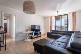 Bent u op zoek naar een modern appartement op een toplocatie?<br />Dan is dit prachtige appartement in de Bredastraat precies wat u zoekt.<br /><br />Gelegen op wandelafstand van Park Spoor Noord, het Eilandje en het MAS, geniet u hier van het bruisende stadsleven met alle voorzieningen binnen handbereik. Supermarkten, gezellige eetadresjes en openbaar vervoer bevinden zich vlakbij, terwijl ook het stadscentrum en de haven vlot bereikbaar zijn. Een ideale ligging voor wie comfort en bereikbaarheid belangrijk vindt.<br /><br />Het appartement straalt ruimte en licht uit. De volledig uitgeruste open keuken sluit naadloos aan op de leefruimte, die uitgeeft op een rustig en zonnig terras aan de achterzijde.<br /><br />Verder beschikt het appartement over een volwaardige slaapkamer met uitzicht op het terras. Daarnaast is er een tweede kamer die flexibel kan worden ingericht als bureau, kinderkamer of dressing, afhankelijk van uw wensen.<br /><br />Tot slot is er een handige kelderberging voorzien voor extra opslagruimte. Een ondergrondse autostaanplaats kan worden aangekocht aan 30.000 EUR.<br /><br />Interesse? Contacteer LISTED voor een bezoek via +32 3 283 51 51.