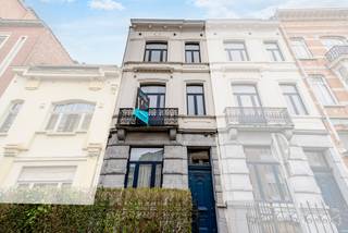 Information and viewings – 02 315 51 71Ideally located close to Avenue de la Couronne, on a quiet residential street, this house offers approximately...