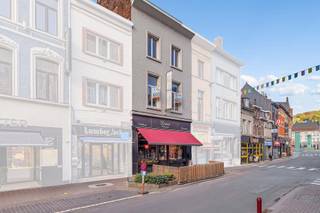<p>Op een strategische uitvalsbasis in hartje Geraardsbergen bevindt zich deze <strong>solide handelswoning</strong>. Winkels, scholen en openbaar vervoer bevinden zich op wandelafstand. De woning doet op heden dienst als bakkerij en biedt tal van mogelijkheden voor kopers met handelsplannen. Het gelijkvloers aangekleed met<strong> authentieke elementen</strong> omvat <strong>een winkelruimte én tearoom gedeelte </strong>, een atelier, sanitair blok, meerdere bergingen en een toegang naar de kelder. Aan de achterzijde is er een <strong>stadstuin </strong>met buitenberging én terras. Op de eerste én tweede verdieping bevinden zich <strong>verschillende kamers , leefruimtes én sanitaire voorzieningen</strong>. Er is tevens een aparte doorgang voor het laden én losssen en een mogelijkheid tot het huren van <strong>een autostaanplaats</strong>. Dit pand biedt heel wat potentieel denk maar aan : horeca , B&amp;B uitbating , winkelruimte met woongelegenheid én dit allemaal op wandelafstand van de <strong>Markt van Geraardsbergen</strong> én zijn toeristische trekpleister <strong>"De Muur"</strong>.</p>