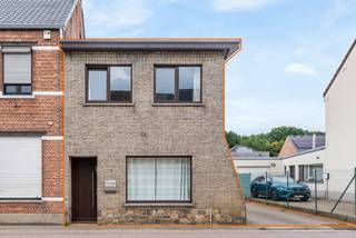 Op te frissen HOB (133m2) met 3 slaapkamers op een perceel van 311m² nabij de winkelboulevard B-Mine.
De locatie van de woning is gunstig,
Deze is centraal gelegen, op wandelafstand winkels, scholen en het openbaar vervoer.
De woning beschikt over 3 slaapkamers, een lichtrijke leefruimte en een functionele keuken.
De badkamer is uitgerust met een inloop douche en een wastafel.
Achteraan de woning is er nog een inpandige garage. De woning wordt verwarmd op aardgas en is uitgerust met een recente condenserende gasketel (2022).
De woning draagt het EPC label E (renovatieplicht), maar mits het plaatsen van extra dakisolatie kom je terecht in een EPC D.
Verder geniet je van een praktische indeling, een tuin en voldoende parkeergelegenheid.
Bijzonderheden:
* centrale ligging
* 3 slaapkamers
* inpandige garage (kan ook een extra kamer van gecreëerd worden)
Voor verdere informatie kan U steeds terecht op ons kantoor. 014/82.15.15.