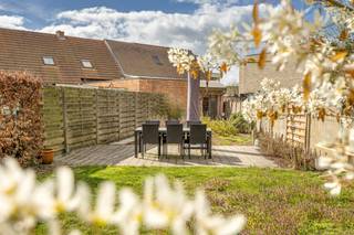 <p><strong>Instapklare woning met 4 slpks en tuin te Beerse</strong><br />EPC: 219 kWh/m² | Elektriciteit conform! | Perceel van 650 m²<br /><br /><strong>Omschrijving:</strong><br />Deze instapklare woning omvat een gezellige ruime woonkamer met een degelijke, grote open keuken. De keuken is uitgerust met een inductiekookplaat, oven, bordenwarmer, microgolfoven, koelkast en vaatwasser. Als extra geniet de eetkamer van een aangename pelletkachel. Tevens beschikt men op het gelijkvloers over ruime inkomhal, een apart toilet, een vernieuwde badkamer en een extra ruimte op verhoog. Deze ruimte kan ideaal ingedeeld worden als bureau of speelkamer. De ruime badkamer is uitgerust met een douche, ligbad, meubel met dubbele wastafel en een toilet. <br /><br />Op de eerste verdieping bevinden zich 4 slaapkamers, waarvan 1 met hoogslaper.<br />Als extra is de woning uitgerust met een compacte kelder dewelke kan dienen als opslag of als wijnkelder.<br />Als troef beschikt men over een inpandige garage, te gebruiken als wasplaats en praktische berging voor fietsen etc.<br /><br /><strong>Algemeen:</strong><br />- Instapklaar!<br />- Landelijke keuken<br />- Vernieuwde badkamer<br />- 4 Slaapkamers<br />- Elektriciteit conform tem 2049!<br />- Zonneboiler<br />-Asbestveilig</p>