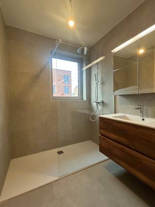 Pal in het centrum van Zonhoven, in Residentie De Kwint, wacht dit energiezuinige nieuwbouwappartement op de 2de verdieping op zijn nieuwe...