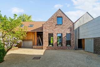 Karaktervolle herenwoning met kantoorfunctie + een extra achterliggende casco-nieuwbouwwoning met grote tuin uitgevend op groen, een uitzonderlijk potentieel, gelegen op enkele minuten van het centrum van Oudenaarde. Deze eigendom biedt een superopportuniteit voor kangoeroewonen.

INDELING woning: charmante inkomhal, verschillende karakter- en sfeervolle leef- en bureauruimtes, volledig geïnstalleerde open keuken, 5 volwaardige slaapkamers, 2 badkamers met zowel douche als ligbad, 3 toiletten, wasplaats, kelder en een ingerichte zolder. 
De woning is voorzien van centrale verwarming op gas, muurverwarming, dubbele beglazing en zonnepanelen. Bovendien is er bijkomend airco aanwezig.

Een absolute troef is de aanwezigheid van een casco nieuwbouwwoning met grote raampartijen achterliggend, die volledig naar eigen smaak kan worden afgewerkt. Grote tuin met zicht op groen. Tussen beide gebouwen bevindt zich een gezellige binnenplaats met terras en parkeergelegenheid voor meerdere wagens.

Buiten geniet je van een uitzonderlijk ruime en zonnige tuin (zuidoost georiënteerd) met een oppervlakte van maar liefst 2.015 m² en een praktische uitweg achteraan.

Voor wie is dit pand ideaal?
♦ Voor zelfstandigen of vrije beroepen die wonen en werken willen combineren op één locatie.
♦ Voor grote (nieuw-samengestelde) gezinnen (co-housse) die op zoek zijn naar ruimte, karakter en uitbreidingsmogelijkheden in een groene omgeving.

Te koop via Immo Beguin, jouw vastgoedexpert sinds 2009. Met kantoren in Ronse, Waregem, Kortrijk, Deinze, Doornik en Lessines.
✉️ emmy@immobeguin.be