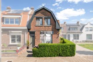 <p><span>Charmant lotissement semi-ouvert de 2 chambres à coucher avec un beau jardin. <br /><br />Ce</span><span>charmant lotissement semi-ouvert est situé dans un quartier calme et résidentiel de Hoboken, avec une excellente accessibilité. #Les magasins, les écoles et les transports publics sont à une courte distance, et le centre d'Anvers est également facilement accessible. <br />Les environs offrent également de nombreux espaces verts et des possibilités de promenades, garantissant une expérience de vie agréable et relaxante.</span> #<span>En bref, un emplacement idéal pour ceux qui veulent vivre confortablement avec toutes les commodités à portée de main.</span><span><br /><br />Division<br />NewLine#Rez-de-chaussée<br />NewLine#-</span><span> Un hall d'entrée central donnant accès à l'espace de vie et au premier étage</span></p><p><span>- un espace de vie spacieux (35m²) avec beaucoup de lumière naturelle, équipé d'un poêle à granulés et de l'air conditionné. </span> #<span> Une cuisine de campagne spacieuse équipée de tous les appareils électroménagers et donnant sur le beau jardin. </span></p><p><span>- Toilettes séparées</span></p><p><span>- Un grand débarras avec connexion laveuse/sécheuse. </span></p><p><span>- Un beau jardin avec une maison de jardin finie qui peut être utilisée comme une salle de loisirs. A l'arrière il y a une 2ème maison de jardin qui peut servir de débarras. </span></p><p><span>- Une grande terrasse couverte</span></p><p><span> </span></p><p><span>1er étage</span></p><p><span> </span></p><p><span>- Ici il y a 2 chambres spacieuses de 14m² et 10,5m² dont la principale est équipée de l'air conditionné</span></p><p><span>- La salle de bain est équipée d'une douche à l'italienne, d'un second WC et d'un double lavabo</span></p>