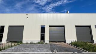 Gloednieuwe en duurzame KMO-unit met een oppervlakte van <strong>615 m² </strong>te huur, strategisch gelegen vlakbij het Albertkanaal. Bovendien geniet het pand van een uitstekende bereikbaarheid dankzij de nabijheid van de<strong> E313</strong> en<strong> E314</strong>, met vlotte verbindingen richting Brussel, Antwerpen, Nederland en Duitsland.<br /><br />De <strong>casco</strong> opslagruimte van <strong>615 </strong>m² met een <strong>vrije hoogte van 6 m </strong>is toegankelijk via <strong>3</strong> <strong>automatische sectionale poort</strong> (4 m breed x 4,2 m hoog) en 3 afzonderlijke toegangsdeur. De geïsoleerde loods is uitgerust met lichtstraten en rookkoepels voor extra daglicht en ventilatie en beschikt over een polybetonvloer met een draagkracht van <strong>1 ton/m².</strong> Daarnaast is de unit voorzien van <strong>dakisolatie in PIR</strong> (±10 cm) en gevelisolatie in PIR (±10 cm), wat bijdraagt aan een duurzame en energie-efficiënte constructie.<br /><br />De plafonddraagstructuur bedraagt <strong>5 kg/m²,</strong> ideaal voor lichte technische installaties. Buiten de unit zijn 6 <strong>privatieve parkeerplaatsen</strong> voorzien en is er voldoende manoeuvreerruimte op het terrein. De unit is geschikt voor zowel opslag als productieactiviteiten.<br /><br />Andere oppervlaktes beschikbaar, samenvoegbaar tot een totale oppervlakte <strong>van 2.050 m²</strong>. <strong>Oplevering </strong>voorzien <strong>eind april / begin mei.</strong><br /><br />Contacteer<strong> PANORAMA B2B</strong> voor bijkomende (technische) inlichtingen, plannen of een vrijblijvend plaatsbezoek via <strong>011 220 500.</strong>