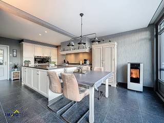 Prachtige open bebouwing met ruime, zonnige tuin en garage!Deze vrijstaande woning beschikt op het gelijkvloers over een inkomhal met gastentoilet,...