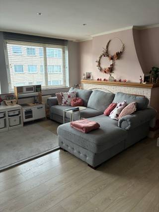 Welkom in dit charmante en praktisch ingedeelde appartement op de eerste verdieping van een verzorgd appartementsgebouw.<br />Bij het binnenkomen word je verwelkomd in een gezellige inkomhal, die toegang biedt tot een apart toilet en een handige berging/wasruimte. Vanuit de hal bereik je eveneens de badkamer, uitgerust met een douche, lavabo en bijhorend meubel.<br />Verder zijn er twee slaapkamers aanwezig: een ruime master bedroom en een tweede, knusse kamer die directe toegang biedt tot een aangenaam overdekt terras – ideaal om in alle rust te genieten van een moment buiten.<br />De leefruimte is licht en ruim, en sluit naadloos aan op de open keuken. Deze is praktisch ingericht en voorzien van ingebouwde toestellen, waaronder een koelkast en oven, wat zorgt voor extra comfort en gebruiksgemak.<br />Tot slot beschikt het appartement nog over twee private kelderbergingen, wat zorgt voor extra opslagruimte.<br />Kortom, een ideaal appartement voor wie op zoek is naar comfort, functionaliteit en een aangename woonomgeving.