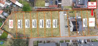 LOT 1! Bouwgrond 421 m2 voor een halfopen bebouwing in de kleinschalige verkaveling Rootputhof te Sint-Niklaas. Deze bouwgrond is gelegen aan de Sint-Niklase stadsrand in een groene, autoluwe en <br />kindvriendelijke omgeving. Rootputhof is ook een leefstraat en een doodlopende weg. Dit maakt <br />dat dit perceel een unieke ligging heeft op korte afstand van het <br />stadscentrum en op wandelafstand van winkels, openbaar vervoer en station (Stationsplein ligt 1 km <br />verderop). Faciliteiten op vlak van onderwijs, ontspanning, cultuur en gezondheidszorg zijn zeer vlot <br />bereikbaar te voet of met de fiets. Niet toevallig krijgt deze verkaveling en zijn directe omgeving <br />daarom een opmerkelijke mobiscore van meer dan 9/10! <br /><br />Geen bouwverplichting en vrije keuze van aannemer. De voorziene woning is 7 meter breed en heeft een bouwdiepte van maximum 16 m op het gelijkvloers en 12 m op de verdieping. De dakvorm van het gebouw is verplicht zadeldak met aan de voorzijde een verplichte dakhelling van 45°. Alle nutsvoorzieningen (gas, elektriciteit, water, kabelnet en riolering) werden geplaatst. De koop omvat, naast het perceel bouwgrond met nummer 1, de parkeerstrook met nummer 12 in de zone voor collectieve parking. <br /><br />Voor alle duidelijkheid: dit gaat over lot 1, het eerste perceel van een reeks (reeds uitverkochte) loten. Dit lot is het eerste vooraan en kijkt uit op een rustige woonwijk, een fijn speeltuintje en biedt veel privacy. Dit lot was reeds verkocht, maar is door omstandigheden nu terug beschikbaar. Wees snel als u dit lot wenst te bemachtigen, momenteel nog rechtstreeks te koop van de huidige eigenaar. WEG = WEG! Bij interesse kan u contact opnemen via 0486/817144.