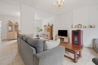 Op een absolute topligging in het centrum van Diksmuide, pal aan het stadspark en op wandelafstand van de Grote Markt, bevindt zich deze instapklare woning. Hier geniet u van een rustige omgeving, terwijl winkels, horeca, scholen en openbaar vervoer zich op enkele stappen bevinden.<br /><br />De woning beschikt over een lichtrijke leefruimte met aansluitend een ingerichte functionele keuken en een praktische berging die extra opbergruimte biedt.<br /><br />Momenteel zijn er 2 volwaardige slaapkamers aanwezig, met de mogelijkheid om eenvoudig een derde slaapkamer te creëren – ideaal voor een gezin, thuiswerk of hobbyruimte.<br /><br />De badkamer is uitgerust met een dubbele lavabo, douche en beschikt over alle nodige voorzieningen.<br /><br />De woning beschikt over een gezellige koer én een aangenaam dakterras waar u in alle rust kan genieten van de buitenlucht.<br /><br />Dankzij de centrale ligging, de instapklare staat, de buitenruimtes en de uitbreidingsmogelijkheden is dit een ideale eigendom voor zowel eigen bewoning als investering.<br /><br />Ramen vernieuwd in 2024!<br /><br />Interesse? Maak dan nu je afspraak voor een bezoek ter plaatse<br /><br />De vermelde prijs is een richtprijs, elk bod wordt voorgelegd aan de eigenaar die zich het recht voorbehoudt om dit te aanvaarden of te weigeren.<br /><br />Neem voorsprong met een vrijblijvende en gratis schatting van uw eigendom via:<br />http://www.residentievastgoed.be/gratisonlineschatten<br /><br />EPC: 413 kWh/m² (Ref. NI22979)