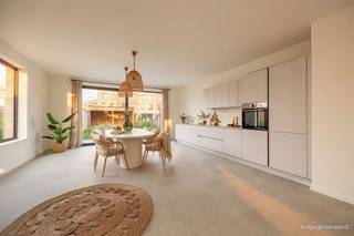 <p><span> </span></p><p><span>Droom je van een nieuwbouwwoning zonder aankoop onder btw-stelsel? Dan is dit je kans. In deze recent opgeleverde woning geniet je van alle hedendaagse comfort – warmtepomp, vloerverwarming, ventilatiesysteem, zonnepanelen en een E-peil onder 30 – waar je uitzonderlijk registratierechten op kan betalen. Gelegen in een rustige, doodlopende straat temidden het Boekenbergpark en Te Boelaerpark, woon je hier in een</span><span> </span><span>gezellige woongemeenschap en groene buurt met alle voorzieningen vlakbij. XL-staanplaats optioneel aan te kopen (€ 25.000).</span></p><p><span> </span></p><p><span>Licht, ruimte &amp; hedendaags comfort</span></p><p><span>Van zodra je binnenkomt, valt de royale inkomhal op. De stijlvolle XL-tegelvloer loopt door over het volledige huis en zorgt voor een strak en tijdloos geheel. Er is meer dan voldoende plaats voor een vestiaire, terwijl aan de overzijde nog ruimte overblijft voor een speelhoek of een compacte thuiswerkplek. Links bevindt zich het gastentoilet met hangtoilet en lavabo.</span></p><p><span>Rechtdoor stap je de indrukwekkende leefkeuken binnen. Dankzij de hoekligging, het extra zijraam en het grote schuifraam naar de tuin baadt deze ruimte de hele dag in het natuurlijke licht. Binnen en buiten lopen hier naadloos in elkaar over. De moderne keuken is volledig uitgerust met Whirlpool-toestellen, waaronder een koelkast, diepvries met drie lades, combi-oven, vaatwasser, inductiekookplaat en een ruime spoelbak. Aansluitend bevindt zich de technische ruimte, waar alle technieken netjes zijn ondergebracht: ventilatiesysteem, aansluiting was-droogcombinatie, warmtepomp, omvormer van de zonnepanelen en de nutsvoorzieningen.</span></p><p><span> </span></p><p><span>Vier volwaardige slaapkamers en twee badkamers</span></p><p><span>Op de eerste verdieping bevindt zich de royale leefruimte aan de voorzijde van de woning. Dezelfde stijlvolle XL-tegelvloer loopt hier naadloos door en, in combinatie met de grote raampartijen, zorgt dit voor een aangename lichtinval en een heerlijk ruimtelijk gevoel. Achteraan vindt u de eerste slaapkamer: een comfortabele master bedroom met een prachtig uitzicht op de tuin dankzij de twee hoge raampartijen. De ensuite badkamer is stijlvol afgewerkt met kwalitatieve materialen en beschikt over een ruime inloopdouche, dubbel lavabomeubel met onderkasten en een grote spiegel.</span></p><p><span> </span></p><p><span>De tweede verdieping telt nog drie volwaardige slaapkamers, waardoor deze woning perfect is voor een gezin of wie extra ruimte zoekt. De nachthal baadt in het daglicht dankzij een lichtkoepel en geeft toegang tot een apart gastentoilet met handenwasser en de tweede badkamer. Net als de ensuite badkamer werd ook deze afgewerkt in dezelfde moderne, hoogwaardige stijl en uitgerust met een inloopdouche, ligbad en een dubbel lavabomeubel met onderkasten en spiegel.</span></p><p><span> </span></p><p><span>Groen wonen tussen twee parken</span></p><p><span>De ligging is een absolute meerwaarde. In deze rustige, doodlopende straat woon je tussen het Te Boelaerpark en het Boekenbergpark, met zijn bekende zwemvijver. Ideaal voor wie houdt van wandelen, lopen, fietsen of gewoon genieten van het groen. De woning maakt deel uit van een moderne woongemeenschap waar veel aandacht is besteed aan publieke ruimte en ontmoeting. Via de tuin heb je bovendien rechtstreeks toegang tot de gemeenschappelijke binnenruimte en speelzone. Winkels, scholen, supermarkten, tram, bus en een Velo-station bevinden zich vlakbij. Ook gezellige adresjes zoals Brasserie De Ekster liggen op wandelafstand, terwijl je dankzij de nabijheid van de Ring en belangrijke invalswegen snel in alle windrichtingen kan vertrekken.</span></p><p><span> </span></p>