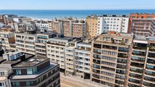 <p><span>Instapklaar en budgetvriendelijk appartement op topligging in hartje Oostende!</span></p><p><span>Dit vernieuwde appartement bevindt zich op de derde verdieping van een verzorgde residentie met lift, pal in het centrum van Oostende. Winkels, horeca, openbaar vervoer én het strand liggen letterlijk om de hoek ideaal als vaste woonst, tweede verblijf of investering aan zee.</span></p><p><span>Dankzij de gunstige zuidoriëntatie geniet u de hele dag van een aangename lichtinval en een zonnige leefruimte. Het appartement werd reeds grondig vernieuwd en is volledig instapklaar. Bovendien zorgen de vernieuwde ramen (2013), de conforme elektriciteit en het gunstige EPC voor extra comfort én lagere energiekosten.</span></p><p><span>Indeling:</span></p><ul><li><span>ruime en lichtrijke woonkamer </span></li><li><span>open ingerichte keuken met vaatwasser, oven en gasfornuis </span></li><li><span>aparte berging </span></li><li><span>badkamer met ligbad, toilet en lavabomeubel </span></li><li><span>ruime slaapkamer achteraan met balkon </span></li></ul><p><span>Een zorgeloos appartement op een absolute toplocatie vlak bij zee en centrum, met een uitstekende prijs-kwaliteitverhouding. Ideaal voor wie op zoek is naar comfortabel wonen aan de kust!</span></p>