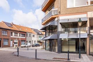 Op een sterke hoeklocatie in het centrum van Temse vindt u dit commercieel huurpand met uitstekende zichtbaarheid. Dankzij de grote etalage en...