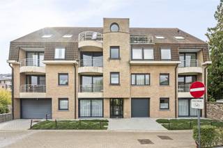 Situé en plein centre-ville, au calme et avec une vue magnifique, dans la vibrante ville de Poperinge, je suis fier de vous présenter cet...