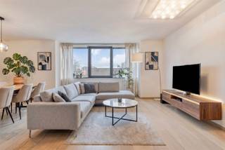 <h3><span>TOPLIGGING !</span></h3><h3><span>Ruim, modern appartement in het hartje van Oudenaarde</span></h3><p><span>Dit ruim appartement van </span><span>111 m²</span><span> combineert comfort en een uitstekende ligging in het centrum van Oudenaarde en beschikt over een </span><span>ruim zuidwestgericht groot terras</span><span>, ideaal om volop van de zon te genieten.</span></p><p><span>De zeer ruime leefruimte sluit naadloos aan op de </span><span>open ingerichte keuken</span><span>, wat zorgt voor een aangenaam en open woongevoel. </span></p><p><span>Verder beschikt het appartement over een </span><span>aparte berging</span><span>, een </span><span>afzonderlijk toilet</span><span> en </span><span>twee volwaardige slaapkamers</span><span>.</span></p><p><span>De volledig uitgeruste badkamer is voorzien van een </span><span>dubbele lavabo, douche én ligbad</span><span>, wat extra comfort biedt.</span></p><p><span>Daarnaast is er de </span><span>mogelijkheid tot aankoop van een grote garagebox met extra berging</span><span>, een absolute troef in het stadscentrum.</span></p><p><span> </span></p><p><span>Technische weetjes : </span></p><p><span>- CV op aardgas</span></p><p><span>- ALU schrijnwerk</span></p><p><span>- EPC B-label</span></p><p><span>- Elektriciteit conform</span></p><p><span>- Waterverzachter</span></p><p><span> </span></p><p><span> </span></p><p><span>Perfect onderhouden door de huidige huurder !</span></p><p><span> </span></p><p><span>Ideale opbrengsteigendom maar uiteraard ook geschikt voor eigen bewoning. <br /><br /></span></p><p><span> </span></p><p><span>Maak je afspraak via jurgen@immodhondt.be</span></p>