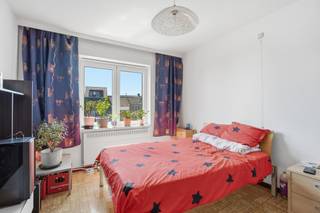 <p>Op zoek naar een interessante starterswoning of een investering met een mooi huurrendement? Dit lichtrijke appartement op de tweede verdieping combineert een praktische indeling met een uitstekende ligging vlak bij het station van Lebbeke.</p><p> </p><p>Via de inkomhal bereik je de verschillende ruimtes. Er is een apart toilet, een handige berging en een ingemaakte kast met de CV-ketel. Verder beschikt het appartement over twee ruime slaapkamers, waarvan één met aansluitend terras, en een badkamer met bad en wastafel.</p><p>De ruime leefruimte geniet van veel natuurlijk licht. De aparte keuken is uitgerust met een vaatwasser, keramische kookplaat en oven.</p><p> </p><p>Ook op technisch vlak zijn er interessante troeven: alle ramen werden vernieuwd met hoogrendementsbeglazing, het dak werd bijkomend geïsoleerd en het appartement beschikt over een gunstig EPC-label C.</p><p> </p><p>De ligging vlak aan het station zorgt voor een vlotte verbinding met het openbaar vervoer. Bovendien is er een grote parking aan het gebouw, voorzien van laadpalen.</p><p> </p><p>Momenteel is het appartement verhuurd aan €600 + €100 kosten per maand, wat het bijzonder interessant maakt als investering.</p><p>Mogelijkheid tot aankoop van een aparte garagebox voor één wagen aan €15.000.</p><p> </p><p>Een appartement met een praktische indeling, gunstig EPC en uitstekende bereikbaarheid, met mogelijkheden voor zowel eigen bewoning als investering.</p>
