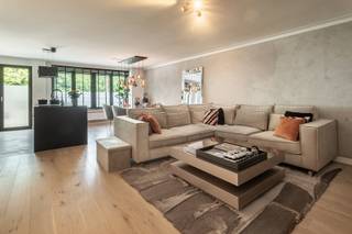 <p><strong>Dit prachtig gerenoveerde appartement met twee slaapkamers bevindt zich op de eerste verdieping van een uitstekend onderhouden gebouw dat in 2020 volledig werd vernieuwd. Het combineert hedendaags wooncomfort met een uitstekende ligging vlak bij het groen, tegenover het Leeuwerikpark, op wandelafstand van onder meer het openbaar vervoer, winkels, scholen, Park den Brandt, het Nachtegalenpark en het Middelheimpark.<br /><br /></strong></p>
<p>INDELING; <br />Bij binnenkomst word je verwelkomd in een ruime inkomhal met een gastentoilet. Van hieruit zijn alle vertrekken vlot bereikbaar. Via een stijlvolle stalen deur kom je in de lichte leefruimte met een moderne, open keuken. Deze gezellige leefruimte geeft toegang tot een zonnig terras met avondzon en uitzicht op de bomen van het park, wat zorgt voor een rustgevende sfeer.</p>
<p>Het appartement beschikt over twee slaapkamers. De ruime masterbedroom biedt alle comfort, terwijl de tweede slaapkamer momenteel is ingericht als een functionele bureauruimte en uitgeeft op een tweede terras. De stijlvolle badkamer is voorzien van een inloopdouche, een lavabo in een praktisch meubel, een extra opbergkast en een handdoekdroger.</p>
<p>Verder is er een ruime kelderberging inbegrepen bij het appartement. <br /><br />Daarnaast is er de mogelijkheid om een ruime en diepe garagebox aan te kopen met een automatische poort en aparte toegangsdeur, inclusief een private staanplaats voor de garage. Dit kan apart worden aangekocht voor €35.000.</p>
<p>Kortom, een instapklaar, smaakvol afgewerkt appartement op een toplocatie, omringd door groen en met alle voorzieningen in de buurt.</p>
<br /><span><strong>BIJZONDERHEDEN: </strong></span><br />* Instapklaar en modern 2 slaapkamer app. tegenover het Leeuwerikpark.<br />* Gunstige EPC, conforme keuring, heel het gebouw werd gerenoveerd in 2020!<br />* Lage algemene kosten: 100 EUR / maand<br />* Aparte nutsvoorzieningen<br />* Kelder inclusief <br />* Garagebox apart te koop