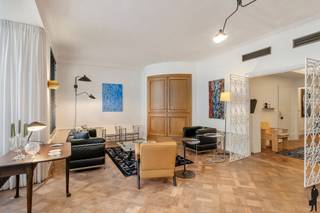 <p>Op een absolute toplocatie aan de prestigieuze Frankrijklei bevindt zich dit uitzonderlijk lichtrijke appartement met een indrukwekkende gevelbreedte van 10 meter. Dankzij de royale raampartijen baadt de woning in natuurlijk licht en geniet u van een uitgesproken gevoel van ruimte en openheid.</p>
<p>Het appartement werd volledig en hoogwaardig gerenoveerd met respect voor de authentieke elementen. De originele parketvloeren werden behouden en vormen samen met de nieuwe kwaliteitsramen een perfecte combinatie van charme en hedendaags comfort.</p>
<p>Een privatieve parkeerplaats is beschikbaar (bij aan te kopen aan €45.000). Daarnaast is er een private fietsenstalling.</p>
<p>Met een bewoonbare oppervlakte van 172 m² biedt dit appartement een zeldzame mix van elegantie en comfort. De ruime leefruimte sluit naadloos aan op de prachtige kwaliteitskeuken met exclusieve Gaggenau-toestellen, een droom voor elke kookliefhebber. Verder zijn er twee badkamers, waarvan één met sauna. Achteraan bevinden zich een zeer ruime slaapkamer en een aparte dressing of bureauruimte, ideaal voor wie in alle rust wil werken of ontspannen.</p>
<p>EPC C – Asbestveilig – Elektrische keuring conform – Gevel wordt momenteel professioneel gereinigd (kostprijs ten laste van de verkoper).</p>