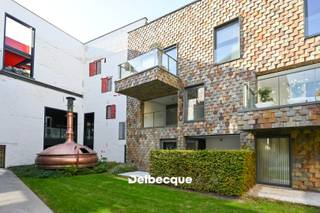 Dit ruime 2-slaapkamerappartement (ca. 110m² + terras) maakt deel uit van de gerenommeerde residentie "Gouden Boom", waar een voormalige brouwerijsite omgetoverd werd tot een zeer kwaliteitsvol woonproject. Het appartement is toegankelijk via het Verbrand Nieuwland, en is gelegen op de eerste verdieping, van waaruit er een mooi zicht is op het mooie en groene binnenplein. <br />Het appartement beschikt over een inkomhal met WC, ruime leefruimte, open keuken met inbouwtoestellen, 2 slaapkamers, een badkamer en een bergruimte. Verder beschikt het appartement ook over een zeer leuk terras van ca. 10,50m², waarop men zicht heeft vanuit de leefruimte en vanuit de master-bedroom. Het appartement is voorzien van kwalitatieve materialen, waaronder parketvloeren. <br />Voorts is er ook een ondergrondse kelderberging inbegrepen in de prijs. Er is een mogelijkheid tot aankoop van een ondergrondse autostaanplaats (€ 50.000). <br />Meer info of een bezoek? www.delbecque.immo