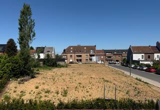 <p>Op zoek naar een eigen stek om je droomwoning op te bouwen? Dit bouwgrond gelegen aan de Mathilde Popeleu-erf 16 (Lot 11) in Halle biedt je precies die vrijheid. Gelegen in de stadsrand van Halle, combineert deze locatie de rust van een groene, residentiële omgeving met de nabijheid van alle stedelijke gemakken. Een plek waar je vandaag nog kan beginnen dromen over morgen.</p><p>Het perceel heeft een grondoppervlakte van 336 m² en een breedte van 16,18 meter, wat voldoende ruimte biedt voor een mooi ontworpen woning met tuin. Het terrein maakt deel uit van een kleinschalig project van 5 wooneenheden en beschikt reeds over een verkavelingsvergunning, wat het bouwproces een stuk eenvoudiger maakt. Nutsvoorzieningen zoals water en elektriciteit zijn reeds aanwezig op het perceel, en er is ook een aansluiting op glasvezel voorzien, zodat je meteen aan de slag kan zonder onnodige vertragingen.</p><p>Op het vlak van stedenbouwkundige en bodemtechnische informatie scoort dit perceel sterk: het bodemattest is beschikbaar, er is geen verhoogd overstromingsrisico en zowel de G-score als de P-score zijn optimaal (A). De bestemming is residentieel, wat volledig aansluit bij het bouwproject dat hier gepland staat. Deze combinatie van troeven maakt het een veilige en toekomstgerichte investering.</p><p>De ligging is bovendien bijzonder praktisch: winkels, scholen, sportfaciliteiten en openbaar vervoer bevinden zich allemaal binnen handbereik, en ook het treinstation en de invalswegen zijn vlot bereikbaar. Zo geniet je van de rust van een nieuwbouwomgeving, terwijl je toch dicht bij alles blijft wat je dagelijks nodig hebt.</p><p>Heb je zin om dit perceel met eigen ogen te bekijken en de mogelijkheden te bespreken? Neem gerust contact op met ons kantoor om een bezoek in te plannen. We staan klaar om al je vragen te beantwoorden en je te begeleiden bij deze belangrijke stap richting jouw nieuwe thuis.</p>