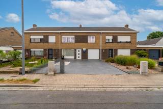 Deze ruime gezinswoning aan de Rozemondlaan 13 in Izegem biedt heel wat ruimte en mogelijkheden, zowel binnen als buiten.<br /><br />Vooraan beschikt de woning over een ruime oprit met plaats voor meerdere wagens en een inpandige garage. Via de inkomhal komen we terecht in de ruime leefruimte, waar voldoende plaats is voor zowel een gezellige zithoek als een volwaardige eetplaats. Aansluitend bevindt zich de keuken, die rechtstreekse toegang biedt tot zowel de garage als de tuin.<br /><br />Buiten vinden we een aangenaam terrasgedeelte met aansluitend een ruime tuin, ideaal voor wie graag van voldoende buitenruimte geniet.<br /><br />Op de eerste verdieping bevinden zich drie ruime slaapkamers en de badkamer. Daarnaast beschikt de woning over een ruime zolder van ca. 35 m², die heel wat extra mogelijkheden biedt als berging, hobbyruimte of eventueel bijkomende kamer(s).<br /><br />Troeven:<br /><br />Ruime oprit<br />Inpandige garage<br />3 ruime slaapkamers<br />Zolder van ca. 35 m² met mogelijkheden<br />Ruime leefruimte<br />Aangename tuin met terras<br /><br /><br />Bent u op zoek naar een ruime woning in Izegem ? Neem vandaag nog contact met ons op en plan uw bezoek.