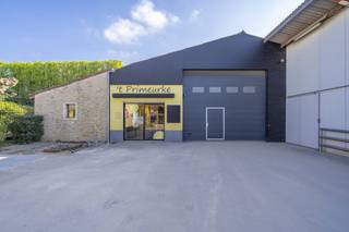 Dit handelspand in Bavikhove biedt heel wat mogelijkheden voor wie op zoek is naar een eigen praktijkruimte of commerciële bestemming.De indeling...