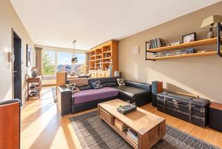 <p>Appartement in Beveren-Kruibeke-Zwijndrecht met terras en vlotte bereikbaarheid.</p>

<p>Dit appartement in een residentiële woonomgeving combineert comfortabel wonen met een centrale ligging nabij scholen, winkels, openbaar vervoer en belangrijke invalswegen. De nieuwe hoge rendementsketel zorgt voor extra energiezuinigheid en wooncomfort. Vanuit het terras geniet u van een aangenaam uitzicht en een fijne buitenruimte om tot rust te komen. Dankzij de praktische indeling met twee slaapkamers is dit appartement geschikt voor zowel eigen bewoning als investering. De ligging in de woonkern van Zwijndrecht biedt een vlotte verbinding naar omliggende gemeenten en dagelijkse voorzieningen.</p>

<p> </p>

<p>Belangrijkste ruimtes:<br />• Ruime living met veel natuurlijk licht<br />• Badkamer met ligbad, enkele spoelbak en aansluiting voor wasmachine<br />• Keuken voorzien van alle toestellen<br />• Apart toilet<br />• Inkomhal met toegang tot de verschillende ruimtes<br />• 2 comfortabele slaapkamers<br />• Terras met aangenaam uitzicht</p>

<p>Troeven:<br />• Nieuwe hoge rendementsketel<br />• Verhuurd<br />• Centrale ligging nabij invalswegen, scholen, winkels en openbaar vervoer</p>

<p> </p>

<p>Neem vandaag nog contact op met je ERA-makelaar voor een bezoek.</p>

<p>JOUW DROOMAPPARTEMENT. ZO GEVONDEN!</p>