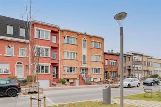 <p><span>This </span><span>ground floor</span><span> </span><span>apartment</span><span> with </span><span>garage box and driveway</span><span> for sale is located </span><span>Merksem</span><span>. The Voorjaarstraat is a pedestrian street near the UZA in Edegem, the campus UA Drie Eiken, the Park Van Eden and De Bist. </span></p><p><span> </span></p><p><span>The apartment has a living area of about'</span> about<span>87m², has </span><span>two bedrooms</span><span> and a garden facing </span><span>west </span><span>. </span><span>There is also a </span><span>garage box</span><span>. </span></p><p><span> </span></p><p><span>Layout</span></p><p><span>- located on the ground floor</span></p><p><span>- entrance hall </span></p><p><span>- living room and dining room</span></p><p><span>- fitted kitchen with connection for washing machine and dryer</span></p><p><span>- bedroom 1 </span></p><p><span>- garden with west orientation</span></p><p><span>- bedroom 2 (8m²)</span></p><p><span>- bathroom with bath, washbasin</span></p><p><span>- separate toilet</span></p><p><span> </span></p><p><span>General building</span></p><p><span>- individual gas heating </span></p><p><span>- roof insulation</span></p><p><span> </span></p><p><span>Advantages</span></p><p><span>- central location between Wilrijk and Aartselaar</span></p><p><span>- near UZA Edegem and UA Campus Drie Eiken</span></p><p><span>- compliant electrical inspection</span></p><p><span>- garage included accessible through the garden</span></p><p><span>- available by deed</span></p><p><span> </span></p><p><span>Are you interested in this apartment for sale in Wilrijk, are you looking for other real estate or do you want to know the value of your property? Then BOLT immo is the right place for you! We will gladly help you.</span></p><p><span> </span></p><p><span> </span></p>