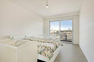 Ideaal gelegen appartement op de zevende verdieping te koop op het rustige en groene Linkerover. Het appartement beschikt over twee terrassen, zowel aan de voorzijde als achterzijde. Rustig en groen gelegen maar toch vlakbij het hartje van de stad Antwerpen. Dankzij het openbaar vervoer en de belangrijke invalswegen in de buurt is er een vlotte bereikbaarheid van en naar de stad. Vervolgens ook twee terrassen wat maakt dat alle slaapkamers en leefruimte over een schuifraam beschikken naar het terras.<br /><br />Indeling<br />- Ruime inkomhal <br />- Leefruimte<br />- Terras <br />- Aparte keuken <br /> > Keramisch kookplaat <br /> > Oven <br /> > Berging aansluiting wasmachine <br />- Twee slaapkamers <br />- Badkamer <br /> > Dubbel lavabo <br /> > Inloopdouche <br /> > Wc <br />- Apart gastentoilet <br />- Twee berging <br />- Ruime kelder <br /><br />Troeven <br />- Toplocatie <br />- Ruim appartement<br />- Terras<br />- EPC B <br />- Ruime kelder <br /><br />Dit appartement te koop te Antwerpen Linkeroever wordt aangeboden voor een prijs van 325.000 euro. Er is ook een mogelijkheid tot de aankoop van een bovengrondse autostaanplaats. <br /><br />Bent u geïnteresseerd in een appartement of woning te koop in Antwerpen? Aarzel dan niet om ons te contacteren. <br />Had u graag uw eigen eigendom te koop aangeboden contacteer ons dan voor een vrijblijvende schatting, telefonisch op het nummer 03/206.76.76 of per mail naar antwerpen@dewaele.com. <br /><br />Ook voor alle andere vragen omtrent vastgoed kan u steeds bij ons kantoor in Antwerpen terecht! <br /><br /><br />Bestuursmaatregelen in het maatregelenregister: nee