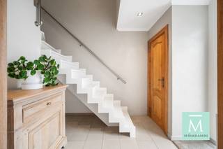 <p><span>Volledig gerenoveerde woning met aangename tuin </span></p><p><span>Op zoek naar een instapklare woning te Sint-Katelijne-Waver met een topligging vlakbij alle voorzieningen (scholen, winkels, openbaar vervoer,...) en met een vlotte verbinding naar Antwerpen-Brussel-Leuven?</span></p><p><span>Dan is deze, volledig gerenoveerde woning, zeker wat u zoekt.</span></p><p><span>De woning is volledig gerenoveerd en geniet dus ook van een gunstig EPC (voorgevel is vernieuwd en geïsoleerd, nieuwe HR ramen, verwarming met condenserende gaswandketel en verwarming met warmtepomp, zonnepanelen aanwezig,....)</span></p><p><span>U komt binnen in de inkomhal met apart gastentoilet. Van hieruit betreedt u de woonkamer waar u geniet van enorm veel ruimte voor een eetkamer en een zithoek met gezellige open haard. Van hieruit betreedt u de volledig geïnstalleerde keuken en ontbijthoek die geniet van zeer veel lichtinval door de lichtstraat en enorm grote raampartijen. Er zijn enorm veel ingemaakte kasten voorzien, zodat u alles netjes kan stockeren. Er bevindt zich op de GV verdieping een badkamer met douche en lavabomeubel.</span></p><p><span>Van hieruit betreedt u het terras en de mooi aangelegde tuin die een uitgang heeft langs achter.</span></p><p><span>Op de eerste verdieping bevinden zich 3 slaapkamers, waarvan 1 nu ingericht is als dressing en een badkamer met lavabomeubel douche en toilet.</span></p><p><span>Via een trapluik bereikt u de zeer ruime zolder, zodat opbergruimte zeker geen probleem is.</span></p><p><span>Interesse in deze mooie woning? Bel of mail ons voor meer informatie of een bezoek! (info@demakelaardij.be of 015/20.20.82)</span></p><p><span> </span></p>