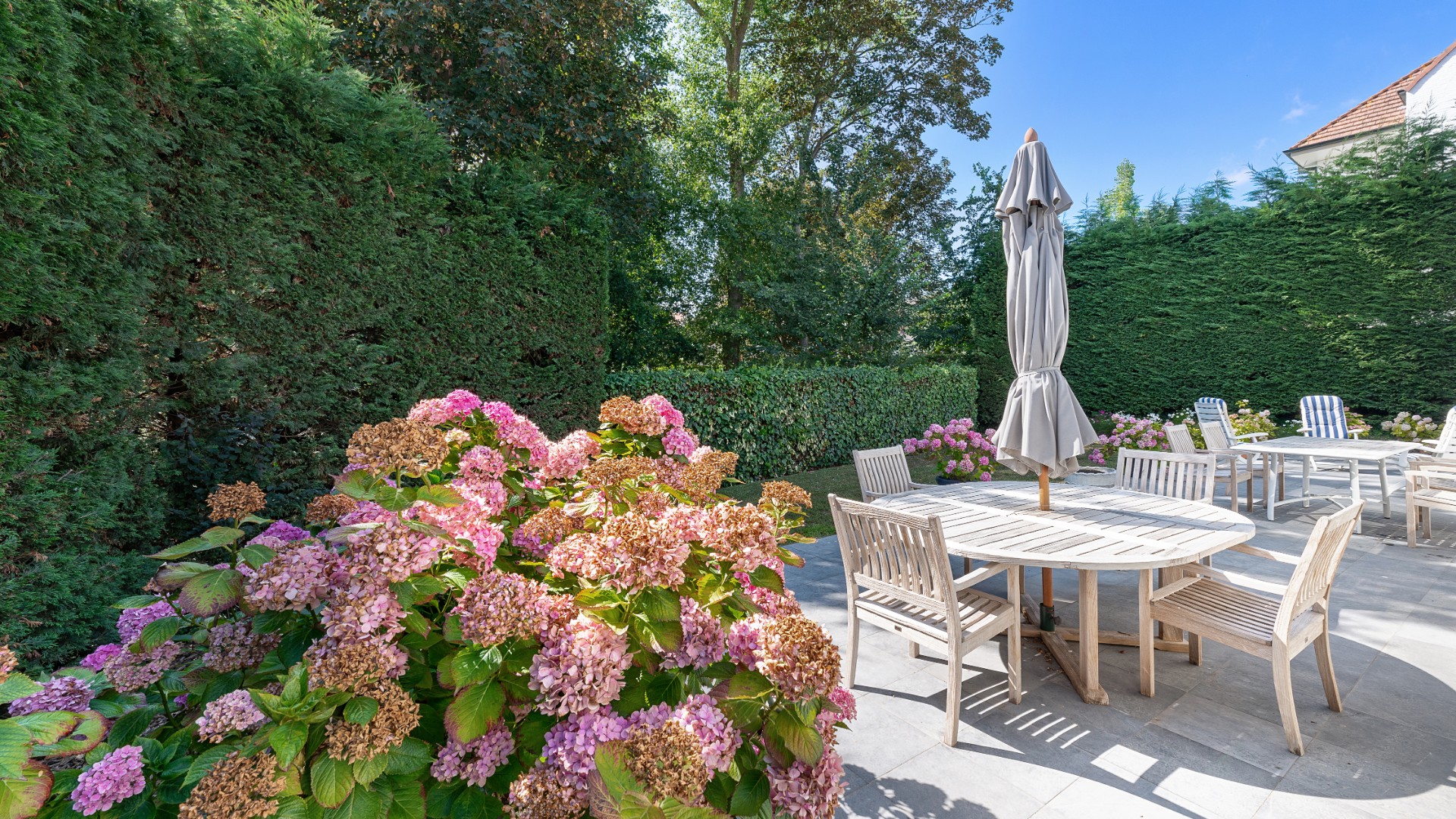 Villa spacieuse et lumineuse avec 4 chambres, double garage, grande allée et jardin magnifiquement aménagé. - photo 4