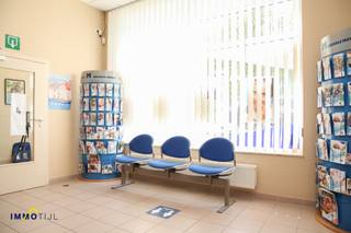 <p><strong>Ce bien commercial convient à de multiples usages !</strong></p>
<p>Au rez-de-chaussée, il dispose d’un hall d’entrée avec salle d’attente, d’un bureau, d’un espace polyvalent et de 3 toilettes (dont une accessible aux personnes à mobilité réduite).</p>
<p>Le premier étage est actuellement utilisé comme espace de bureau (avec kitchenette et 2 toilettes), mais il peut tout à fait être aménagé en logement.</p>
<p>Une cave pratique offre en outre un espace de stockage supplémentaire.</p>
<p>Le bien est équipé de double vitrage et d’un chauffage central au gaz.</p>
<p><strong>Idéalement situé sur le ring de Bruxelles, à proximité immédiate de la gare de Bruxelles-Midi</strong>, entouré de commerces et d’activités. Également proche des écoles, des attractions touristiques, et à seulement 20 minutes à pied du centre-ville !</p>
<p>En résumé, cette construction solide et bien entretenue offre un énorme potentiel dans un emplacement stratégique !</p>
<p>Pour plus d’informations et/ou une visite, contactez-nous à l’adresse steven@immotijl.be ou au 0485 52 55 29.</p>