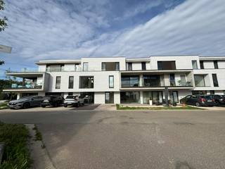 Cet appartement entièrement neuf est situé dans un quartier calme et résidentiel d'Alken. L'appartement a une finition luxueuse et de haute qualité et est entièrement prêt à emménager.<br /><br />L'emplacement est un atout absolu. Le centre d'Alken se trouve à seulement 900 mètres, ce qui permet d'accéder facilement aux magasins, aux écoles, aux restaurants, aux transports en commun et aux autres équipements quotidiens. Le Carrefour Alken est à moins de 1 km. La connexion avec les villes environnantes est également excellente : Hasselt est à environ 7 km et Saint-Trond à environ 11 km.<br /><br />Juste en face du bâtiment se trouve un magnifique parc paysager entretenu par la municipalité. Cela offre une vue verdoyante agréable et contribue au caractère tranquille de cet environnement résidentiel. Des poubelles souterraines ont également été installées dans le quartier, afin que la scène de rue reste bien rangée.<br /><br />L'appartement lui-même a été terminé avec beaucoup d'attention. Tous les éclairages ont déjà été installés et les fenêtres seront également équipées de lamelles de haute qualité. Vous n'avez donc plus à fournir ces choses vous-même. De plus, l'appartement est économe en énergie et vous pouvez profiter de tout le confort d'un bâtiment neuf.<br /><br />Disposition :<br /><br />Rez-de-chaussée :<br /><br />- hall d'entrée<br />- espace de vie lumineux<br />- cuisine entièrement équipée<br />- 2 chambres<br />- espace de bureau<br />- salle de bain avec douche<br />- toilettes<br />- terrasse avec jardin attenant<br /><br /><br />Étage -1 :<br /><br />- rangement au sous-sol<br />- place de parking<br />- parking à vélos commun<br /><br />La terrasse est reliée à un jardin confortable, vous offrant un bel espace extérieur privé. Les places de parking supplémentaires, le rangement au sous-sol et le parking à vélos commun offrent un confort pratique supplémentaire.<br /><br />Cet appartement est proposé à la location à Alken et est idéal pour ceux qui aiment vivre au calme tout en restant à proximité du centre et des villes environnantes. Si vous souhaitez louer un appartement récent et économe en énergie à Alken, vous obtiendrez ici une unité entièrement terminée dans laquelle vous pourrez emménager immédiatement.<br /><br />Bref, un appartement neuf prêt à emménager à Alken avec une finition de haute qualité, un espace extérieur agréable et un excellent emplacement entre Hasselt et Saint-Trond.<br /><br />Le moyen le plus rapide pour visiter cet appartement ? Demandez votre visite via le bouton rouge de notre site Web (www.dewaele.com).<br /><br />Les rendez-vous ne peuvent pas être pris par téléphone. Si vous avez d'autres questions, vous pouvez nous contacter par téléphone au 011 30 50 50.<br /><br />À bientôt<br /><br /><br /><br />Les images générées par l’IA sont fournies en guise d'inspiration. Elles ne tiennent pas compte des spécifications techniques, ni des renseignements urbanistiques, ni des possibilités concrètes de réalisation.