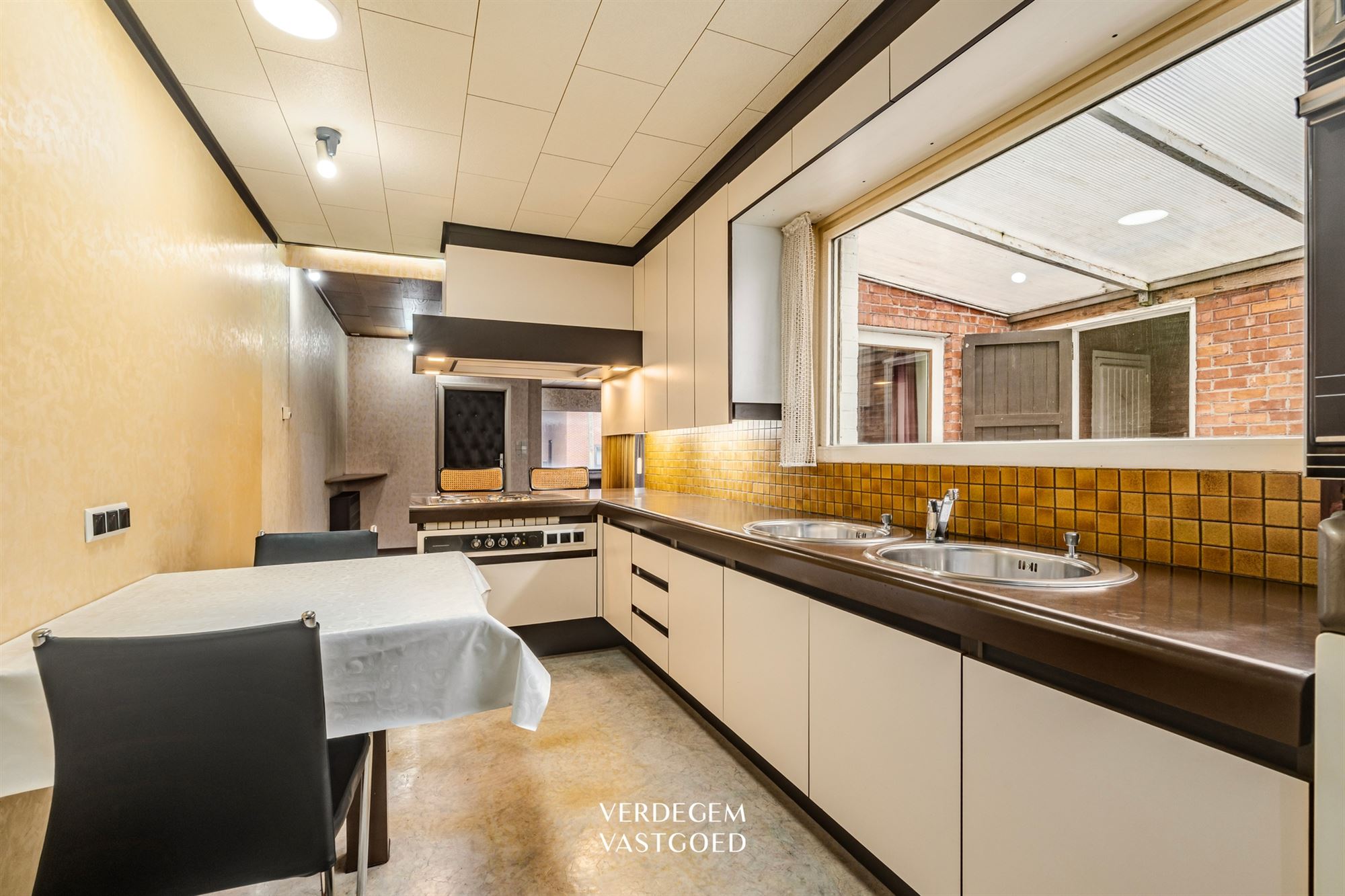 Ruime gezinswoning met 3+2 slaapkamers, inpandige garage en tuin - foto 5
