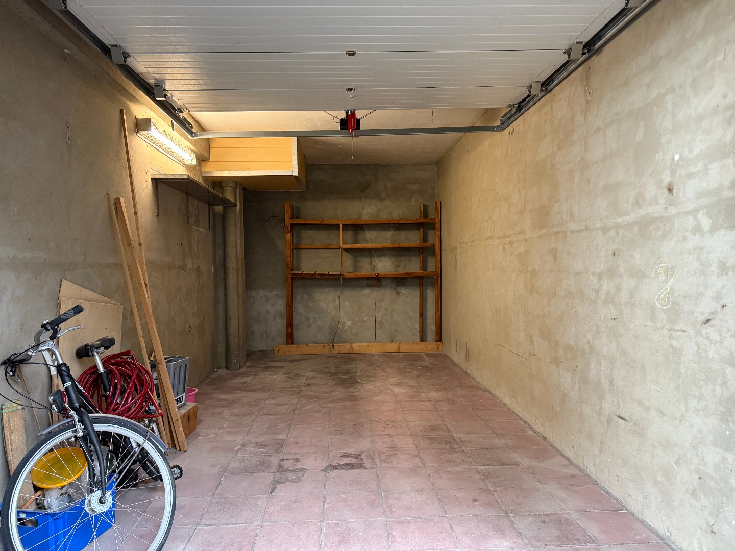 GARAGEBOX MET VOORLIGGENDE PARKEERPLAATS - foto 4