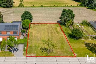 Prachtig gelegen halfopen nieuwbouwwoning gelegen in de Hoekskensstraat, deze woningen combineren een uitstekende ligging met een groene en rustige woonomgeving.<br />Dankzij de nabijheid van het centrum geniet je van alle voorzieningen binnen handbereik, terwijl je thuis heerlijk tot rust komt met een prachtig verzicht! <br />De energiezuinige woningen zijn uitgerust met de nieuwste technieken en bieden alle comfort voor een aangename en toekomstgerichte woonervaring.<br /><br />Bij elke woning krijgt de koper de kans om volledig inspraak te hebben in de inrichting en afwerking van de woning. In samenspraak kies je zelf de materialen en afwerking volgens uw eigen smaak.  Op die manier maak je van deze woning een echte thuis!<br /><br />Op de gelijkvloers: Inkomhal met gastentoilet, ruime leefruimte met open keuken en een ruime garage<br />Verdieping: Nachthal met apart toilet, 3 slaapkamers (16,62m² - 13,36m² - 12,96m²), badkamer uitgerust met ligbad, inloopdouche en dubbele lavabomeubel<br />Zolder: Toegankelijk via het zolderluik<br /><br />Extra troeven van deze woning:<br />Prachtig vergezicht vanuit de woning!<br />Energiezuinig wonen;<br />Lucht/water warmtepomp, zonnepanelen en vloerverwarming op het gelijkvloers;<br />Ruime slaapkamers;<br />Regenwaterput 7.500l aangesloten op toiletten/wasmachine/buitenkraan;<br /><br />Meer informatie? Contacteer ons vrijblijvend via info@loimmo.be !