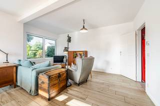 <p>[[ DIT PAND NEEMT DEEL AAN DE ERA OPEN HUIZEN DAG OP 19/9 VAN 13:00 TOT 14:00 ]]</p><p><strong>Charmante woning op wandelafstand van het centrum en nabij openbaar vervoer.</strong></p><p>Deze charmante starterswoning uit 1948 combineert een praktische indeling met een uitstekende ligging. De woning bevindt zich op wandelafstand van het centrum, winkels en dagelijkse voorzieningen, terwijl openbaar vervoer en invalswegen vlot bereikbaar zijn. Dankzij de halfopen bebouwing geniet je van extra lichtinval en een aangename woonbeleving. Met drie slaapkamers, een bureauruimte en een ruime kelder biedt deze woning tal van mogelijkheden voor gezinnen of starters die een huis willen kopen in een centrale woonomgeving. De garage en parkeerplaats vormen bovendien een extra troef.</p><p><br /></p><p><strong><u>Belangrijkste ruimtes:</u></strong></p><p>• Ruime living (33 m²) met aangename lichtinval.</p><p>• Functionele keuken (10 m²) met vaatwasser, dampkap, Amerikaanse koelkast en ingemaakte kasten.</p><p>• Bureel (6,2 m²), ideaal voor thuiswerk of hobbyruimte.</p><p>• Drie slaapkamers van 16,1 m², 11,8 m² en 10,3 m², waarvan één met ingemaakte kasten.</p><p>• Badkamer (5,4 m²) met dubbel lavabomeubel, ligbad, toilet en ingemaakte kasten.</p><p>• Praktische kelder (32,2 m²) met wasruimte, technische ruimte en aansluitingen voor wasmachine en droogkast.</p><p>• Garage (22,7 m²) met draaideuren en extra parkeerplaats.</p><p>• Zolder (6,3 m²) bereikbaar via vaste trap.</p><p>• Tuin aanwezig.</p><p><br /></p><p><strong><u>Troeven:</u></strong></p><p>• Wandelafstand van het centrum van Wezembeek-Oppem.</p><p>• Nabij openbaar vervoer en belangrijke invalswegen.</p><p>• Charmante starterswoning met praktische indeling.</p><p><br /></p><p>Meer informatie of een bezoek met Lynn Gorin? Contacteer ons via +3223351115</p><p>JOUW DROOMHUIS. ZO GEVONDEN!</p>