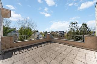 Dit uitzonderlijk ruime appartement met een bewoonbare oppervlakte van 308 m² (bron EPC) biedt alle comfort voor wie op zoek is naar plaats, licht...