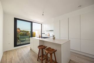 <p><span> </span></p><p><span>In deze her-opgewaardeerde buurt ontdek je deze kwaliteitsvolle woning die werd gerenoveerd volgens de regels van de kunst met oog voor detail en smaak. Alles is tot in de puntjes vernieuwd. Je woont hier bovendien op een toplocatie met winkels, openbaar vervoer en het bruisende stadsleven op wandelafstand.</span></p><p><span> </span></p><p><span>Leefkeuken met terras with a view</span></p><p><span>Bovenaan, op de derde verdieping, bevindt zich de volledig uitgeruste leefkeuken met kookeiland, nieuwe Siemens-toestellen (topkwaliteit gegarandeerd) en veel opbergruimte. Hier leef je letterlijk op het ritme van de zon: via het schuifraam stap je meteen op het zuidgerichte terras met lichte buitentegels. Een heerlijke plek om te ontbijten of ’s avonds de zon te zien ondergaan.</span></p><p><span> </span></p><p><span>Masterbedroom én ensuite badkamer</span></p><p><span>Op de tweede verdieping ligt de ruime master bedroom (18 m²) en aansluitende badkamer met walk in regendouche en wastafel. Ook hier trekken de beige wandtegels en de donkere vloer de moderne lijn door. Daarnaast vind je op deze verdieping nog een gezellige, lichtrijke leefruimte aan de voorzijde van het huis.</span></p><p><span>De eerste verdieping is praktisch ingedeeld met twee slaapkamers, een stijlvolle badkamer en technische ruimte. De badkamer is afgewerkt met XL wandtegels, een inloopdouche met regendouchekop en een groot, dubbel lavabomeubel. De slaapkamers hebben allebei een onderhoudsvriendelijke parkettegel en grote raampartijen. Verder is er nog een apart toilet met handenwasser en een technische ruimte met de recente Vaillant-ketel en het ventilatiesysteem.</span></p><p><span> </span></p><p><span>Multifunctionele garage</span></p><p><span>Op het gelijkvloers van de woning vind je een ruime inpandige garage van 42 m² met nieuwe automatische poort, betegelde vloer en extra bergruimte onder de trap. Je kan hier makkelijk je auto kwijt en dan nog heb je meer dan plaats genoeg voor fietsen, gereedschap of andere spullen. Evengoed geef je het een andere invulling als atelier, speelkamer of work out room.</span></p><p><span>Groen, stad & mobiliteit binnen handbereik</span><span><br />Met een </span><span>Mobiscore van 9,3</span><span> woon je hier uitzonderlijk centraal. Tram, bus, metro, fietspaden en Velo-stations liggen vlakbij, net als de Singel en de Ring.<br />Op amper twee minuten wandelen ligt </span><span>Park Spoor Noord</span><span>: dé plek om te joggen, te ontspannen, kinderen te laten spelen of een terrasje te doen. In de omliggende straten vind je supermarkten, buurtwinkels en een fijne mix van authentieke cafés en eetadresjes.</span></p><p><span>Ringpark Lobroekdok & Slachthuissite: de toekomst voor je deur</span><span><br />Deze buurt staat bovendien aan de vooravond van een indrukwekkende vergroening. Met het </span><span>Ringpark Lobroekdok</span><span> wordt de Ring hier deels overkapt en omgevormd tot een groot, publiek parklandschap. Denk aan groene wandel- en fietspaden, pleinen, sport- en speelzones en een sterke verbinding tussen Park Spoor Noord, het Lobroekdok en de Slachthuissite.<br />Ook de </span><span>Slachthuissite</span><span> zelf wordt herontwikkeld tot een levendige stadswijk met ruimte voor wonen, werken, ontspanning en veel groen. Dit alles maakt dat je hier niet alleen vandaag fantastisch woont, maar ook </span><span>investeert in een buurt met enorm toekomstpotentieel</span><span>.</span></p><p><span> </span></p>