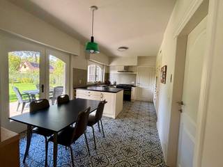 Rustig gelegen instapklare gezinswoning met 3 slaapkamers en tuin in Bergom (Herselt)<br /><br />In een rustige straat in Bergom (Herselt) bevindt zich deze vrijstaande, recent gerenoveerde woning met een bewoonbare oppervlakte van 188 m², gelegen op een perceel van 12a29ca. De woning biedt een praktische indeling, veel lichtinval en een mooi zicht op de groene tuin.<br /><br />Indeling: Bij het binnenkomen kom je in de inkomhal met apart toilet en toegang tot de badkamer (vooraan, zonder inkijk) en de trap naar boven. Verderop bevindt zich de lichtrijke keuken, voorzien van grote ramen en een glazen deur naar de tuin. Aansluitend ligt de gezellige woonkamer met allesbrander en uitzicht op de tuin. De scheidingsmuur zonder deur tussen keuken en living, zorgt voor een open gevoel. Via de keuken bereik je de garage en de wasplaats. De wasplaats heeft ook een deur naar de tuin toe.<br /><br />Op de verdieping vind je een apart toilet, een bureauruimte met aansluitend een gezellige slaapkamer onder het dak, een bergruimte, een tweede slaapkamer en de master bedroom met dressing.<br /><br />Buitenruimte: De woning beschikt over een aangenaam terras en een ruime tuin met fruitbomen en een rijke diversiteit van planten die de zomer rond zorgt voor besjes- en bloemenpracht. Langs de linkerzijde van de tuin loopt een pad langs het kippenhok, naar het tuinhuis en houtkot. Achteraan de tuin is een moestuin en composthoek voorzien.<br /><br />Troeven:<br /><br />· Deels gerenoveerd (nieuwe vloer, schilderwerken, gordijnen)<br /><br />· Vloerverwarming beneden<br /><br />· Regenput aanwezig<br /><br />· Alarminstallatie<br /><br />· EPC: 264 (label C)<br /><br />Deze woning is instapklaar en ideaal voor wie op zoek is naar rust, comfort en ruimte, in een groene en aangename omgeving dichtbij winkels, scholen en verbindingswegen.