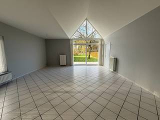 Rustig gelegen woonhuis met 3 slaapkamers, tuin en garage.Indeling en omschrijving:Inkomhal met de trap naar de bovenverdieping en rechts hiervan een...