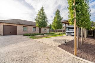 Op zoek naar een instapklare woning met veel grond, rust en ruimte? Dan is deze charmante gelijkvloerse villa absoluut het ontdekken waard!<br /><br />De woning geniet van een super rustige ligging en beschikt over een perceel van 1.463 m², aangevuld met maar liefst 1.667 m² landbouwgrond. Ideaal voor paarden, schaapjes, andere dieren of gewoon voor wie droomt van een grote tuin en een prachtig landelijk zicht.<br /><br />De woning omvat een gezellige leefruimte met kwalitatieve landelijke keuken, 3 slaapkamers, badkamer met bad en douche, apart toilet en een ruime zolder.<br />Daarnaast zijn er een inpandige garage, afgesloten carport én een extra carport die perfect geschikt is voor een mobilhome, paardenvan of bestelwagen.<br /><br />TROEVEN<br />* 3.130 m² grond<br />* Gelijkvloers wonen<br />* Rustige ligging<br />* Warmtepomp en zonnepanelen<br />* Ruime zolder<br />* Garage + meerdere carports<br /><br />Een unieke combinatie van comfortabel wonen, privacy en enorm veel buitenruimte!<br /><br />Contacteer VLAEMYNCK VASTGOED vandaag nog voor meer informatie of een bezoek.