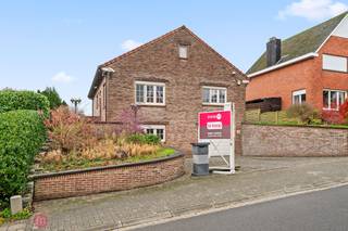 Ruime <strong>vrijstaande woning</strong> met potentieel in <strong>Wilsele</strong><br />In de <strong>rustige Eikenbergstraat 42</strong> in Wilsele vindt u deze vrijstaande woning op een<strong> perceel van 4a36ca</strong>, met een<strong> bewoonbare oppervlakte van 225 m²</strong>. Een solide basis met veel lichtinval, ruimte en mogelijkheden — ideaal voor wie een woning naar eigen smaak wil vernieuwen of optimaliseren.<br />✨ Belangrijkste troeven op een rijtje<br />📍 <strong>Toplocatie:</strong> rustige straat, vlak bij Leuven, winkels, scholen &amp; openbaar vervoer<br />🏡 <strong>Vrijstaande woning met 4a36ca grond</strong><br />📏<strong> 225 m² bewoonbare oppervlakte </strong><br />🍽️ Ruime Keuken en leefruimte<br />🌞<strong> Veranda</strong> met toegang tot terras &amp; tuin<br />🛌<strong> 3 slaapkamers</strong> (1 gelijkvloers + 2 op de verdieping)<br />🧱 <strong>Mooie uitbreidingsmogelijkheden</strong> naar meer slaapkamers,... op de eerste verdieping<br />🚗 Grote <strong>kelderverdieping </strong>met garage, berging, stookruimte &amp; aparte douche<br />🌿 <strong>Gezellige tuin</strong> met buitenberging<br />🔧 <strong>EPC-label D </strong>→ eenvoudig <strong>naar label C </strong>via vervanging van de mazoutketel<br />🛠️ Perfecte basis om te moderniseren naar eigen stijl<br />De woning geniet bovendien van een <strong>uitstekende bereikbaarheid</strong>, met snelle aansluiting op de invalswegen en de autosnelweg. Ideaal voor gezinnen, starters of iedereen die op zoek is naar een rustige, maar centraal gelegen woning met potentieel.<br />📞 Interesse?<br />Contacteer <strong>Immo-M</strong> – Maja Coeckelberghs<br />📱 <strong>0468 22 53 22</strong><br />📧<strong> info@immo-m.be</strong>
