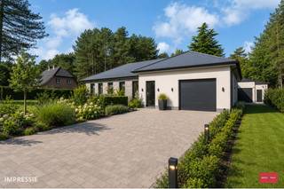 Gelegen in de gegeerde villawijk Hoge Bergen bevindt zich deze ruime laagbouwvilla op een uitzonderlijk perceel van maar liefst 2.760 m². De woning biedt een uitstekende basis voor wie op zoek is naar een ruime gezinswoning met potentieel en de mogelijkheid om ze volledig naar eigen smaak af te werken.
De renovatiewerken aan de woning werden reeds aangevat, maar er is nog een aanzienlijke verdere afwerking en renovatie nodig. Hierdoor biedt het pand de kans om de woning verder te moderniseren en in te richten volgens de wensen van de nieuwe eigenaar.
De villa beschikt over minstens vier slaapkamers en twee badkamers en is voorzien van een vaste trap, wat zorgt voor extra mogelijkheden naar indeling en benutbare ruimte. Daarnaast beschikt het eigendom over een groot bijgebouw, ideaal als garage, atelier, opslagruimte, hobbyruimte of voor andere doeleinden.
Het ruime perceel van 2.760 m² biedt volop privacy, groen en mogelijkheden. Dankzij de combinatie van de rustige ligging in de villawijk, de royale perceeloppervlakte, de ruime woning en het grote bijgebouw vormt dit eigendom een interessante opportuniteit voor wie op zoek is naar een villa met veel ruimte en renovatiepotentieel.
Een ruime laagbouwvilla op een prachtig perceel, met reeds aangevatte renovatiewerken en tal van mogelijkheden om er een unieke thuis van te maken.