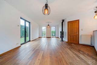 Située à Saint-Denis, cette agréable maison 4 façades offre une surface habitable d’environ 139 m² sur une parcelle de 622 m² orientée sud en...