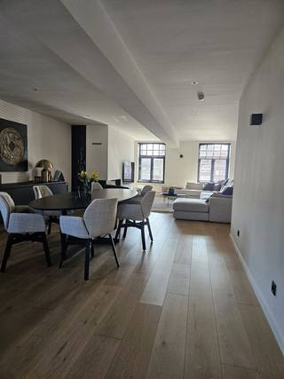 Exclusief appartement met tuinterras in hartje Mol – 185 m² pure luxeDroom je van exclusief wonen in het centrum van Mol?Dit volledig gerenoveerde...